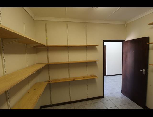 226M² BUSINESS CENTRE TO LET IN VREDENBURG